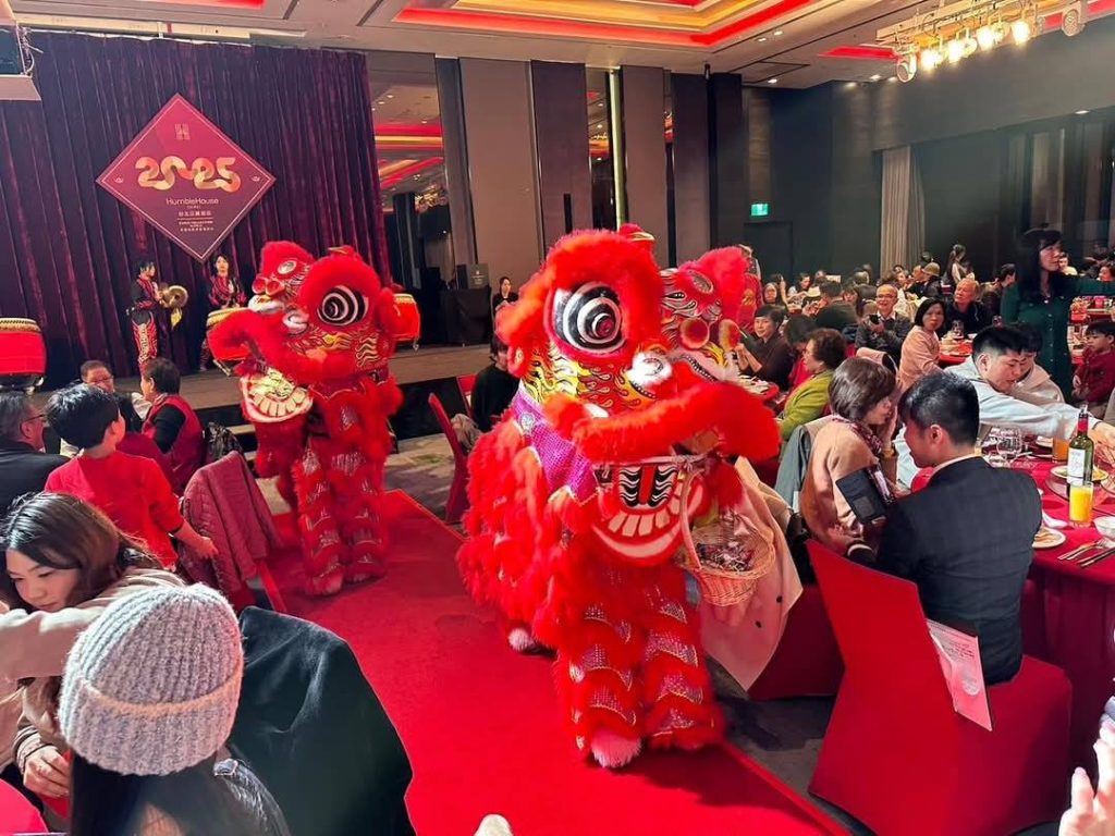 舞獅表演,獅子發糖果